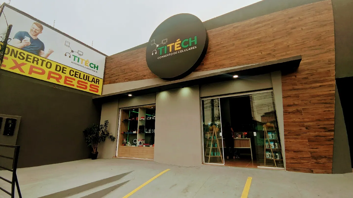 Fachada da TITÉCH com a placa redonda e a vitrine de acessórios